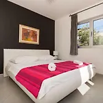 شقة White