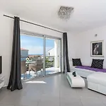 White شقة