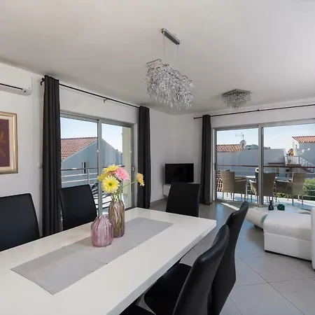 White Apartman