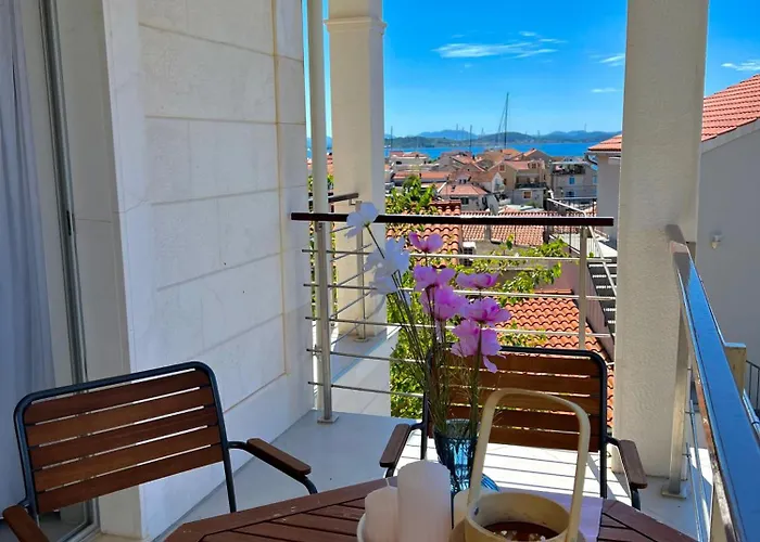 White 아파트 Tribalj