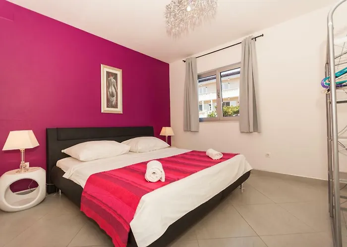 White 아파트 Tribalj