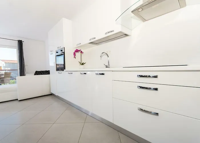 아파트 White Tribalj